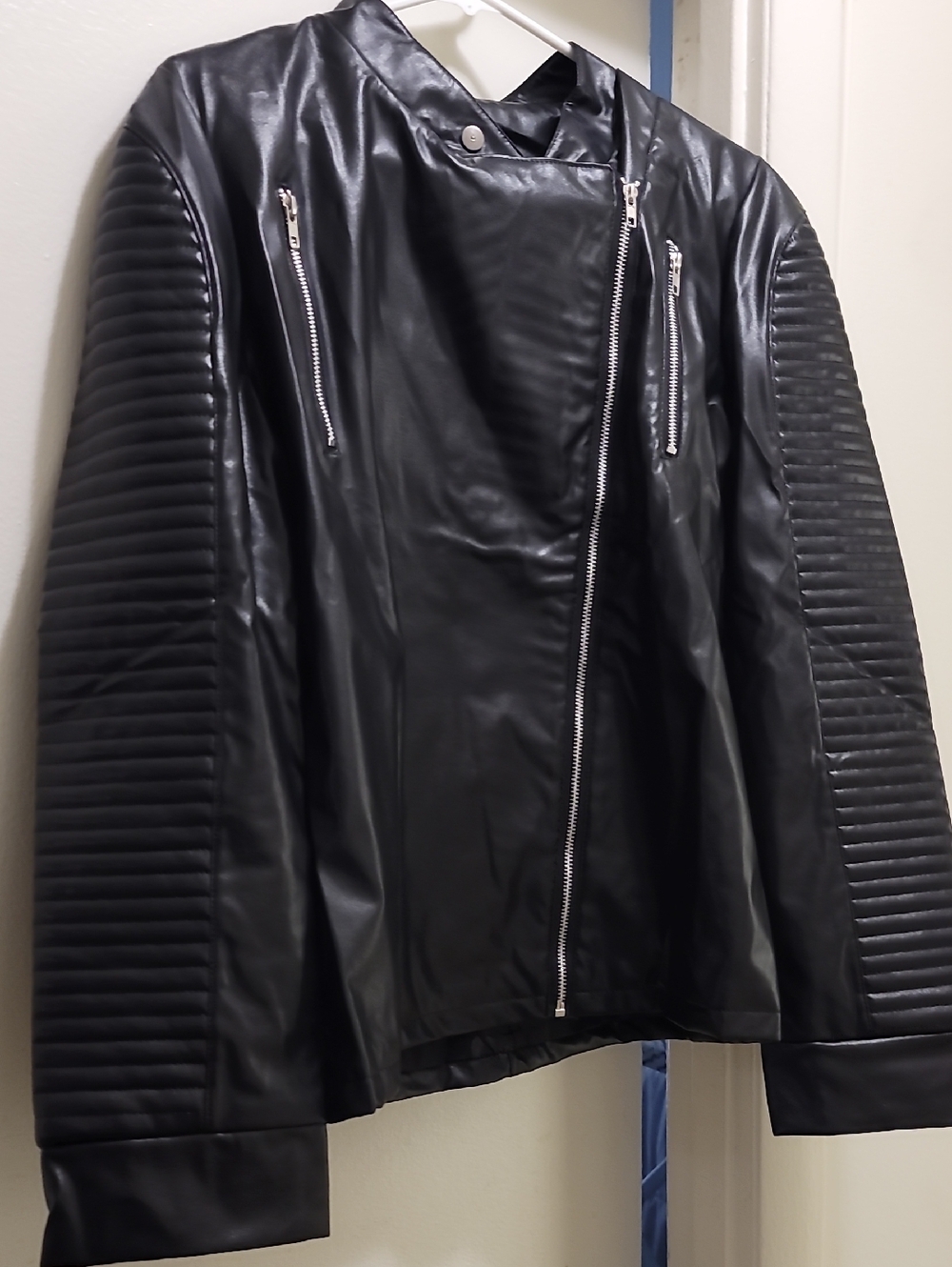 Classic Black Quilted Sleeve Chic Leather Jacket - Women - Picture 3 of 11